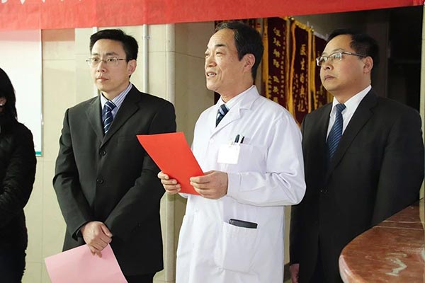 副院长苏国权宣读获奖者名单.jpg
