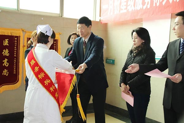 院长丁德良为获奖者颁奖.jpg
