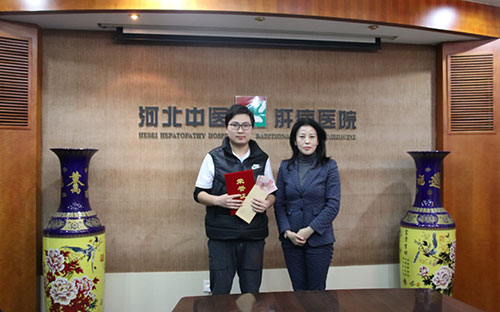 执行董事郭燕领与一等奖获得者刘杰合影.jpg