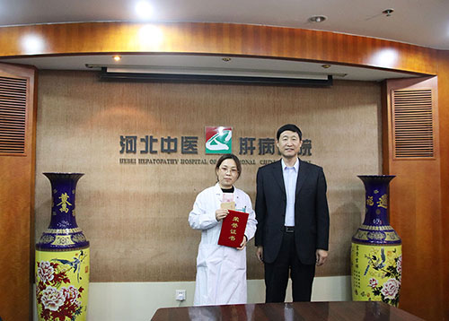 院长丁德良与二等奖获得者吴书娜合影.jpg