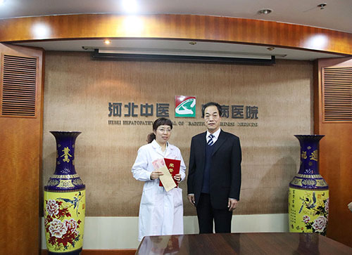 副院长苏国权与三等奖获得者李惠文合影.jpg