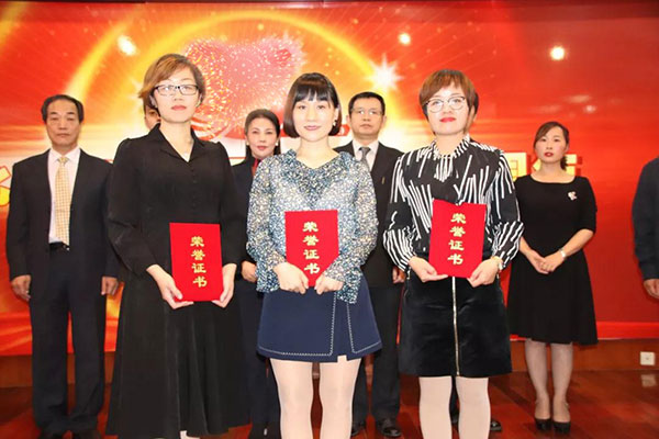 河北中医肝病医院院领导为三等奖获得者颁奖.jpg