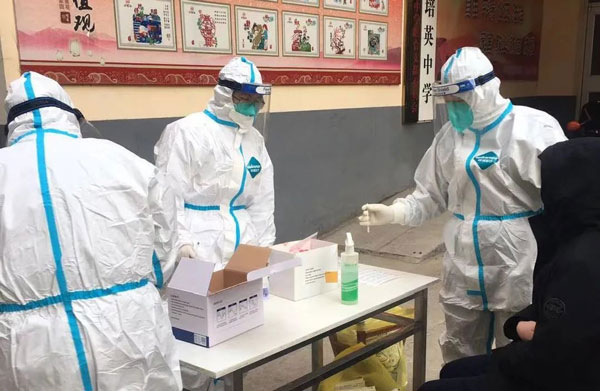 河北中医肝病医院工作人员为群众采集核酸标本2.jpg